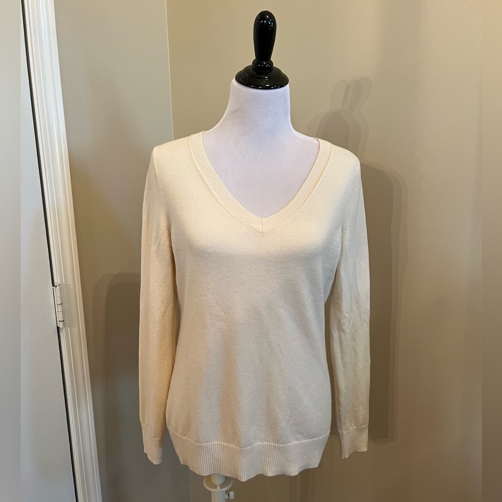 Banana Republic Cream V-Neck Merino Wool Blend Sweater Size L